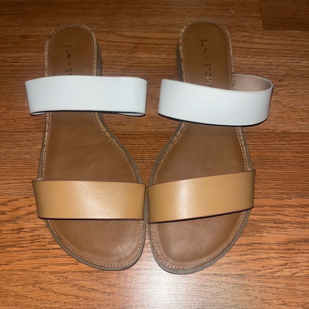 SUN + STONE Women's White and Tan Sandals
